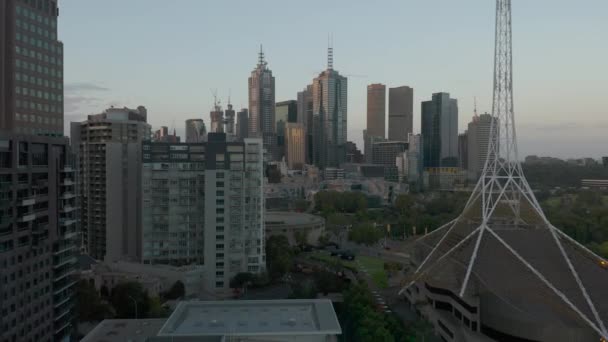 Glatte Luftperspektive Enthüllt Melbourne Art Center Turmspitze Und Umgebung Der — Stockvideo