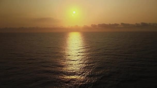 日没時に海上で撮影された空中ドローン 映画黄金のシーン — ストック動画