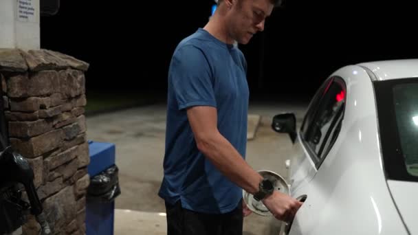 Hombre Repostando Coche Con Gasolina Bomba Combustible Por Noche — Vídeos de Stock