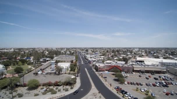 Vista Dron Descendiendo Frente Una Estatua Rondabout — Vídeos de Stock