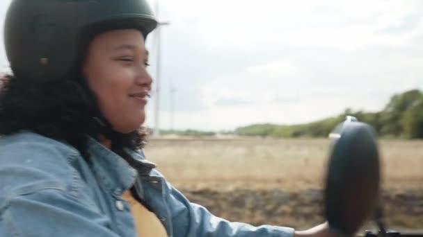 Gelukkige Vrouw Elektrische Scooter — Stockvideo