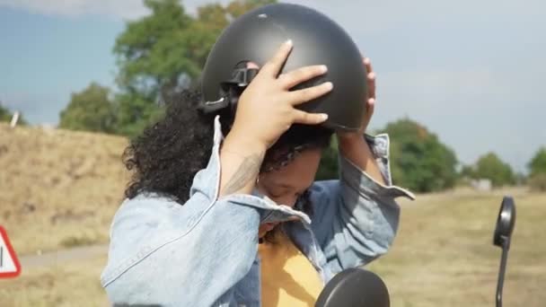 Junge Frau Legt Helm Nach Fahrt Mit Elektroroller — Stockvideo