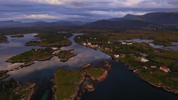 ノルウェーのクリストンサン島ランガ島の小さな町の空中ビュー — ストック動画