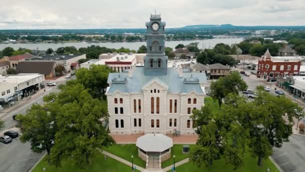 Aerial Flyover Medium Speed Close Flyover Clock Courthouse Granbury Lake — Stock Video