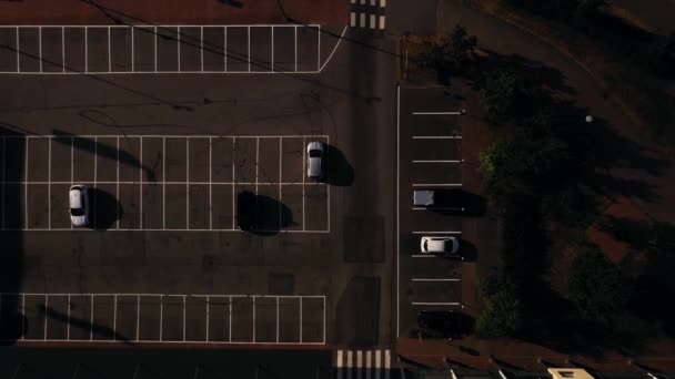 日出时分 在停车场的汽车上方的空中景观 无人驾驶飞机发射 — 图库视频影像