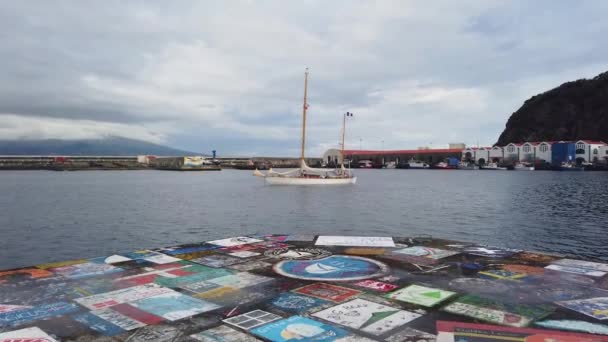 Lodě Plovoucí Přístavu Faial Azory Zpomalení Výstřel Marina Dřevěnou Vinobraní — Stock video