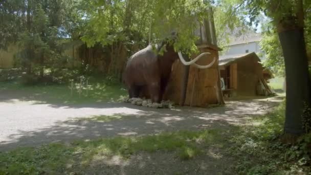 Kunstmatige Levensgrote Mammoet Een Park Tijdens Zomer Zijdelings — Stockvideo