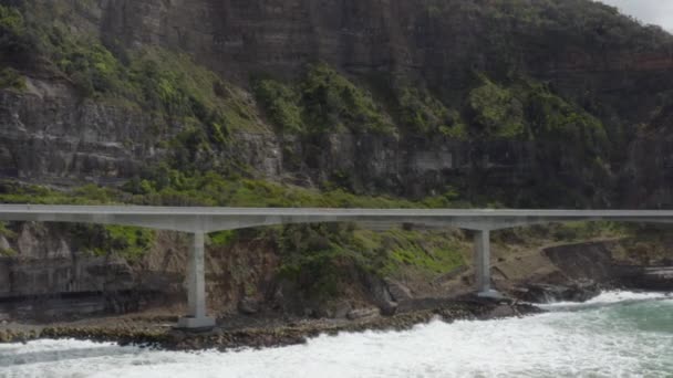 Drone Tiro Puxando Para Trás Uma Grande Ponte Sobre Oceano — Vídeo de Stock