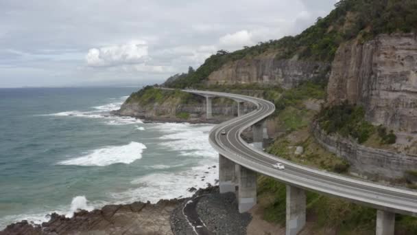 Drone Schot Auto Rijden Sea Cliff Bridge New South Wales — Stockvideo