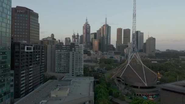 Hladké Letecké Zaměřování Melbourne Art Center Spire Okolí Soumraku — Stock video