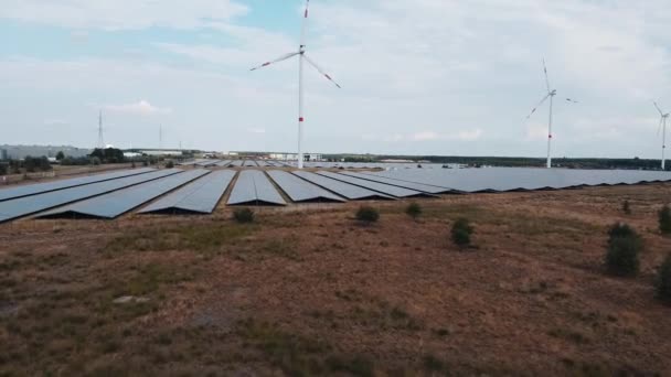 Duurzaam Energiepark Met Zonnepanelen Windturbines — Stockvideo