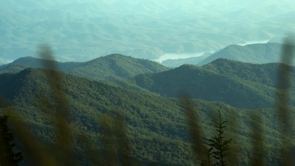 ジョージア州の青い尾根アパラチア山脈の風景の信じられないほどのスライダーショット尾根を流れる川 — ストック動画
