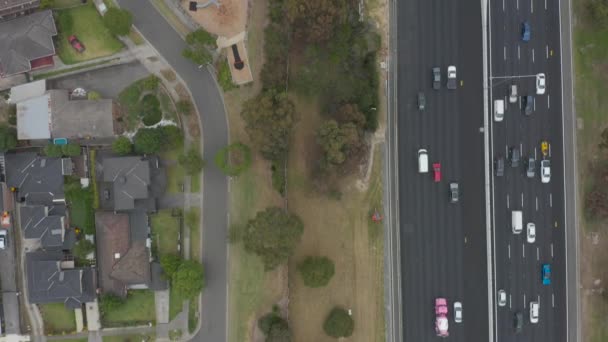 Yoğun Karayolunu Izleyen Hava Perspektifi Her Iki Yönde Trafik — Stok video