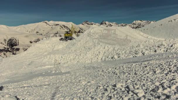 雪人在奥地利塞尔法斯为 铃木9女王 大型空中活动建造雪地公园的时间流逝 — 图库视频影像