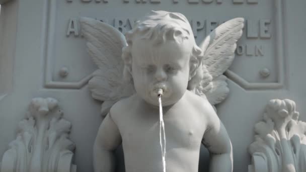 Ανατριχιαστικό Cherub Νερό Πηγή Φτύνει Νερό Από Στόμα Του Μωρού — Αρχείο Βίντεο