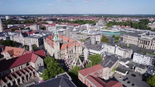 Riesenrad Vor Dem Rathaus Braunschweig Drohnenblick Aus Der Luft — Stockvideo