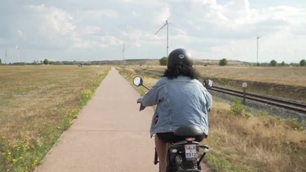 Mujer Con Chaqueta Vaquera Conducción Lenta Camino Bicicleta Con Scooter — Vídeo de stock