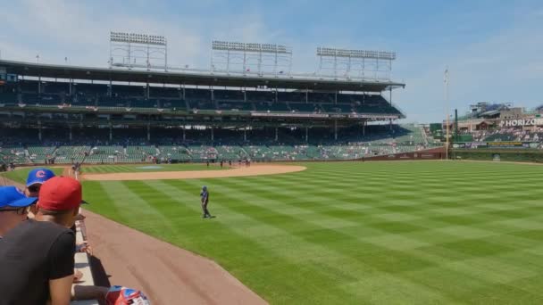 野球の試合前にWrigley Fieldで待っている若いファン写真を希望する — ストック動画