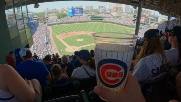 Håller Med Chicago Cubs Logo Drink Hot Day Förstaperson Pov — Stockvideo