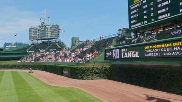 Panning Shot Von Wrigley Field Vor Dem Spiel Einem Heißen — Stockvideo