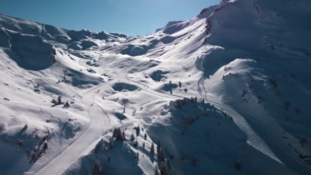 在法国阿尔卑斯山Avoriaz Ski度假村 人们滑雪运动 坐轮椅 滑雪运动的空中景观 — 图库视频影像