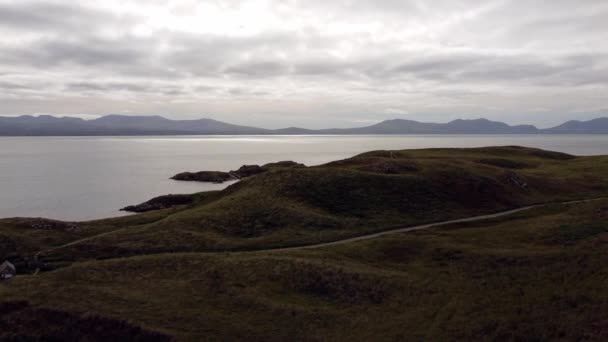 从空中俯瞰Ynys Llanddwyn岛上的英格利塞岛 沿着雪多尼亚山脉的海滨小径蜿蜒向前穿过爱尔兰海面 — 图库视频影像