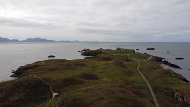 从空中俯瞰Ynys Llanddwyn岛的英格利塞岛海岸小径上 雪多尼亚山脉横穿爱尔兰海面 回旋而上 — 图库视频影像