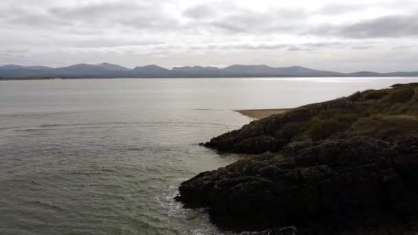 공중에서 궤도를 Ynys Llanddwyn 성공회 아일랜드 바다를 스노도니아 — 비디오