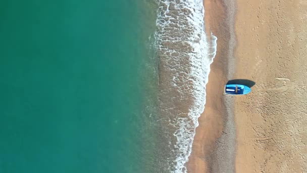 Overhead Aerial Image Beach Small Fishing Boat Static Shot — Stock Video