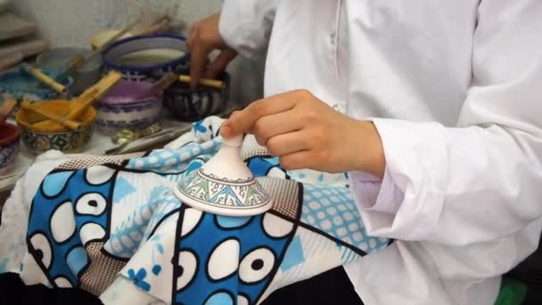 4K陶瓷制品制造商在工厂手工制作陶器的镜头 抛掷和绘画 摩洛哥陶器生产 陶瓷是非斯的传统产业 — 图库视频影像