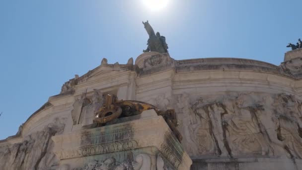 Άποψη Του Ιππικού Αγάλματος Του Victor Emmanuel Αιώνια Φλόγα Καίει — Αρχείο Βίντεο