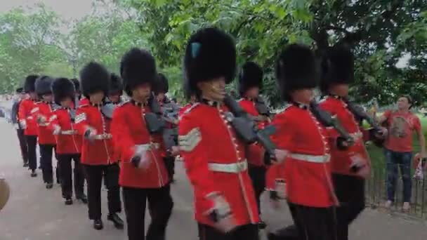 Una Compagnia Delle Queens Grenadier Guards Marcia Attraverso James Park — Video Stock