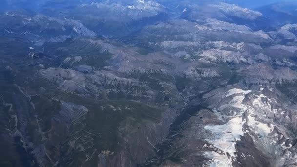 Zicht Vliegende Easyjet Vliegtuig Vleugel Blauwe Lucht Boven Franse Alpen — Stockvideo