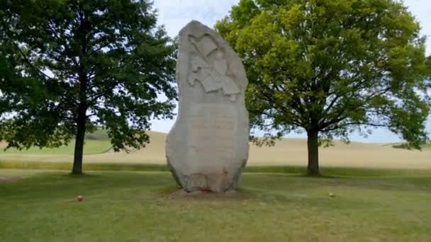 Gedenkstein Auf Dem Schlachtfeld Zwischen Den Dörfern Durnkrut Und Jedenspeigen — Stockvideo