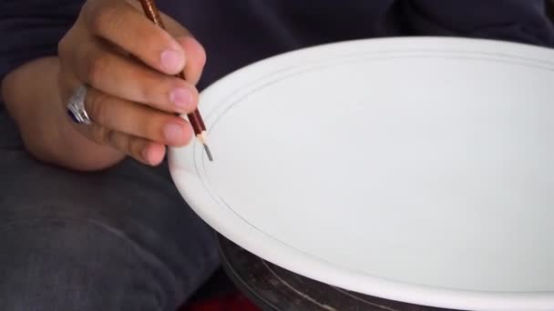 Nagranie Człowieka Produkującego Ceramikę Malowanie Tradycyjnej Marokańskiej Ceramiki Ceramika Jest — Wideo stockowe