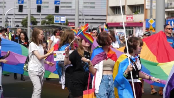Una Foto Marcha Por Igualdad Lgbt Polonia Jóvenes Con Ropa — Vídeos de Stock