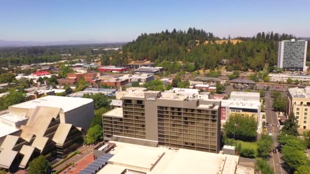 ハルトセンターと大学院ホテル学生寮の建物 ドローン軌道 米国オレゴン州ユージン — ストック動画