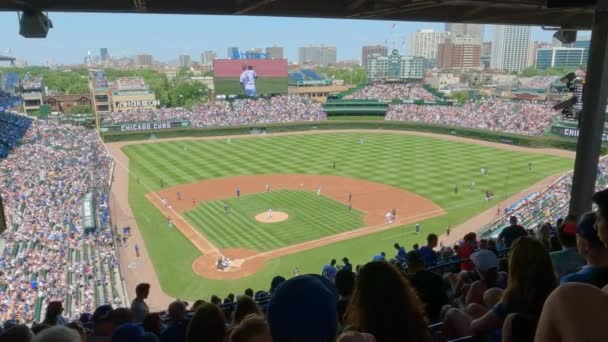 Primera Persona Pov Viendo Juego Béisbol Wrigley Field Verano Equipo — Vídeos de Stock