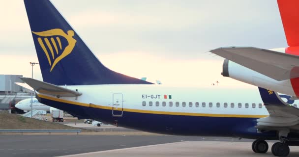 Ryanair Boeing Aircraft Roule Envers Jusqu Décollage Aéroport Humberto Delgado — Video