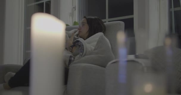 Medium Närbild Kvinna Sitter Mysig Filt Soffa Vardagsrummet Natt — Stockvideo