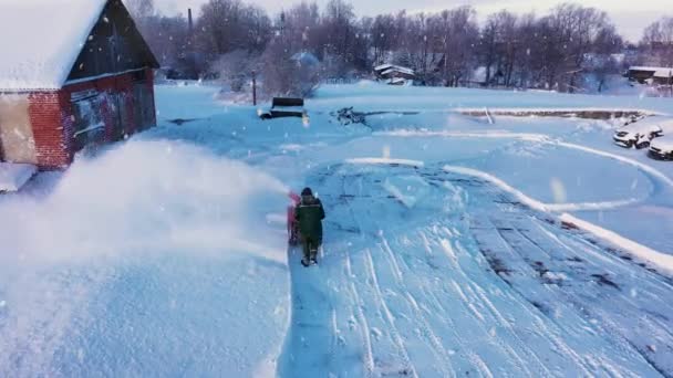 Homem Arar Neve Com Máquina Mão Perto Construção Fazenda Rural — Vídeo de Stock