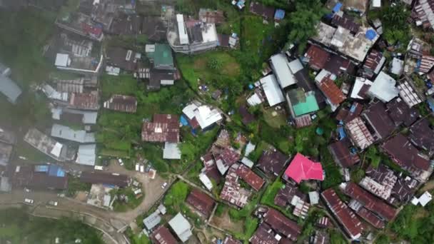 インド北東部のナガランド州のコヒマの丘の都市の家や道路上の直行便 — ストック動画