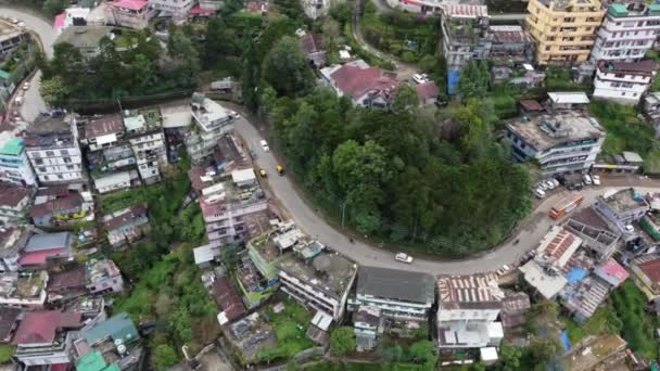 Powietrzny Panning Lot Mglistym Dniu Nad Górskim Miastem Kohima Nagaland — Wideo stockowe