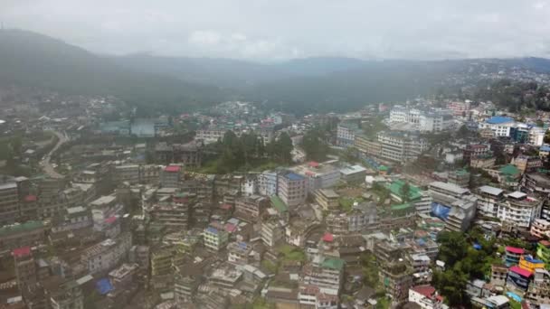 Lot Powietrzny Mglisty Dzień Nad Górskim Miastem Kohima Nagaland Północno — Wideo stockowe
