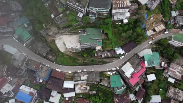 从空中俯瞰印度东北部的高山城市科希马的房屋和道路 可以清楚地看到空中飞行的景象 — 图库视频影像