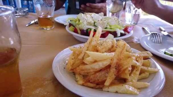 Nahaufnahme Von Einem Feta Salat Und Einem Teller Chips Der — Stockvideo