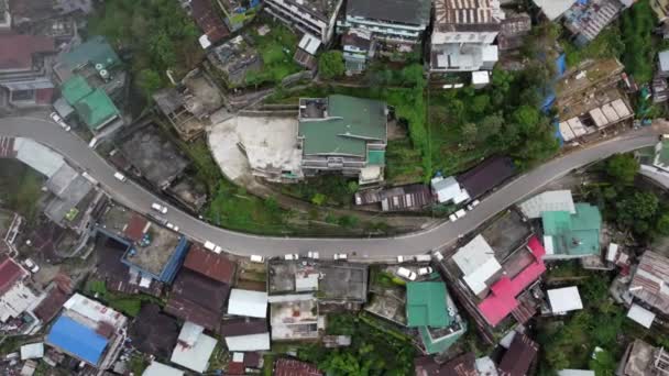 Eine Drehschwenkende Luftaufnahme Der Häuser Und Straßen Der Hügelstadt Kohima — Stockvideo