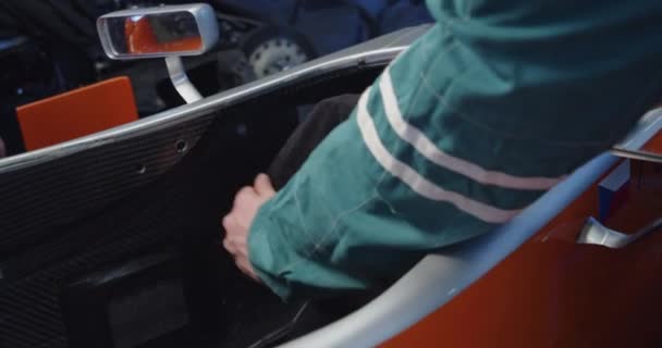 三级方程组技术人员从方向盘上拆卸保护罩 — 图库视频影像