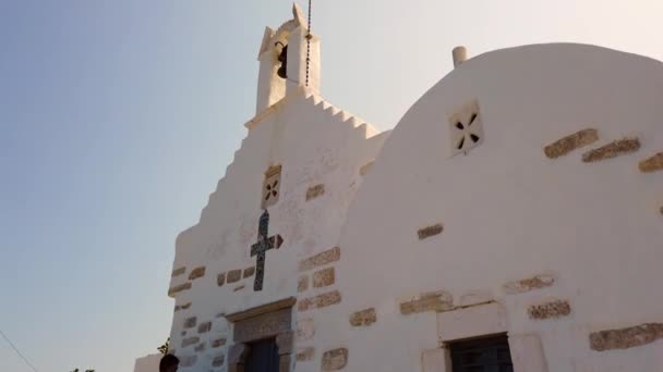 Zdjęcie Panoramiczne Greckiego Kościoła Powiewającego Grecką Flagę Szczycie Masztu — Wideo stockowe