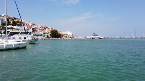 Panning Shot Stunning Harbour Wieloma Dużymi Łodziami Skopelos Wyspa Grecka — Wideo stockowe